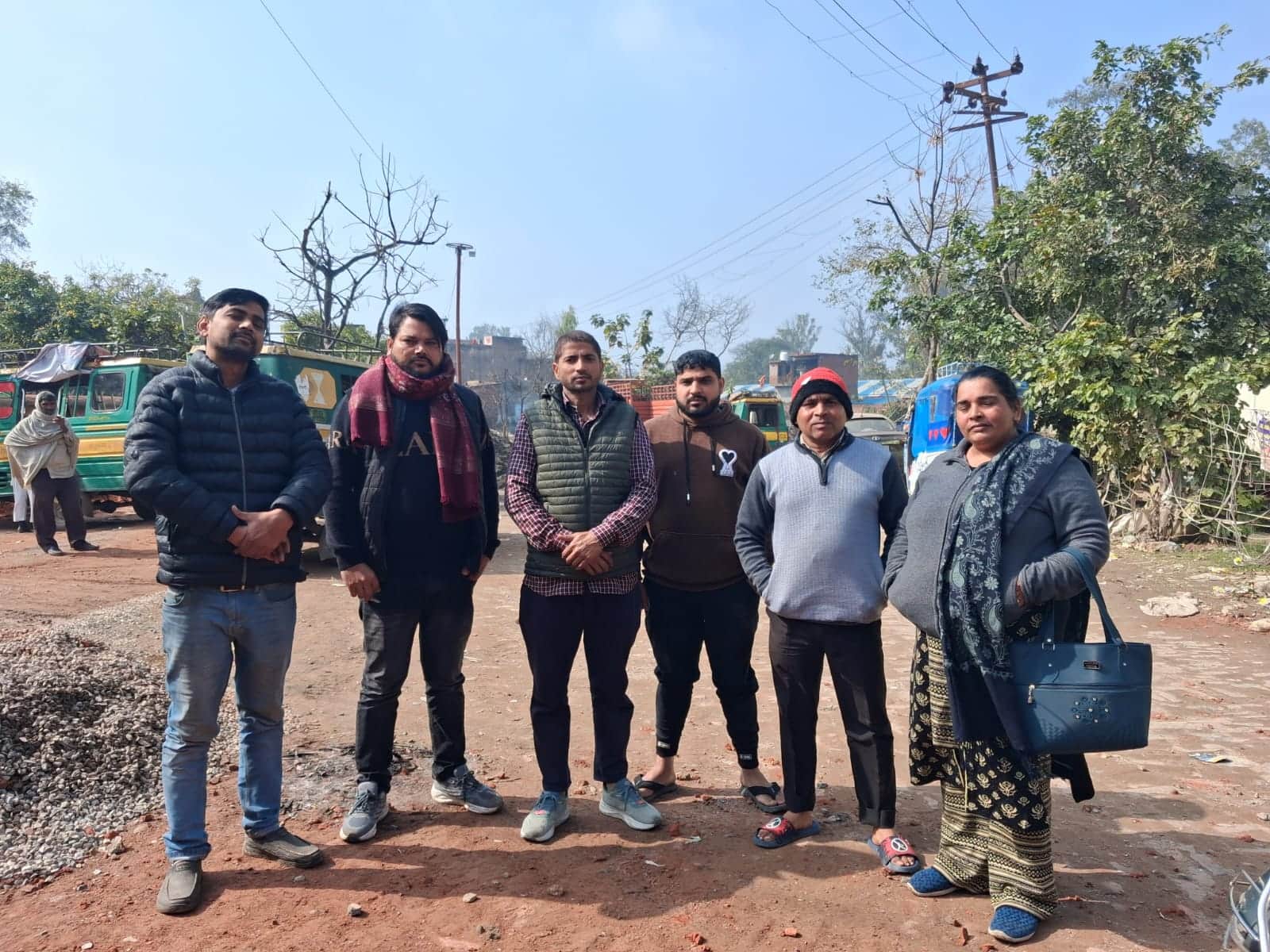 सरधना। लोकप्रिय रोड पर अवैध टेम्पो स्टैंड का विरोध करते स्थानीय निवासी। शिकायतकर्ता