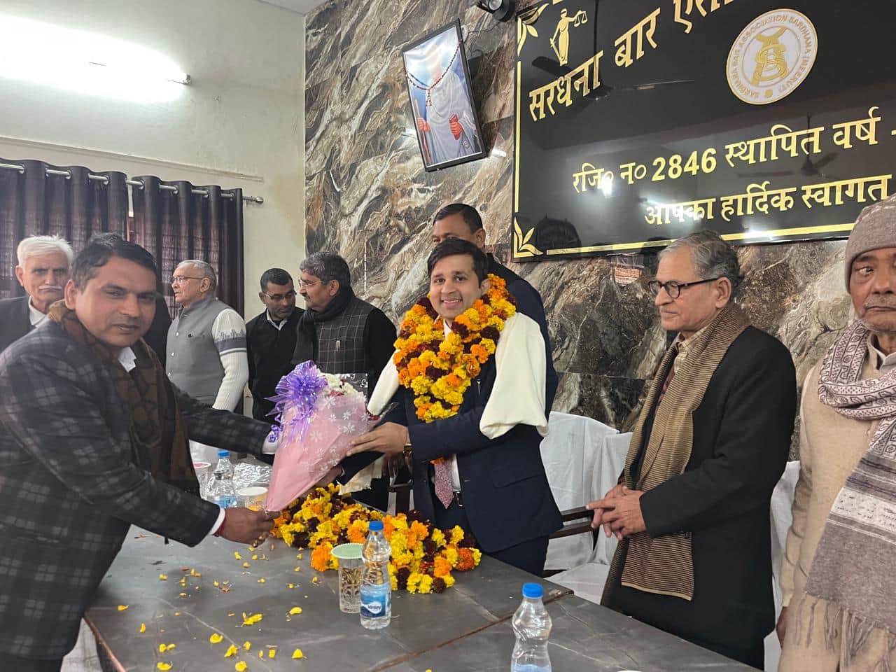 सरधना। सिविल जज के स्थानांतरण पर विदाई देते बार एसोसिएशन के पदाधिकारी व सदस्य। संगठन