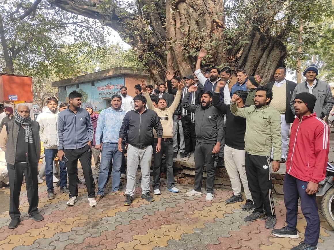 सरधना। यूजीसी बिल के विरोध में तहसील में प्रदर्शन करते क्षेत्र के युवक। संवाद