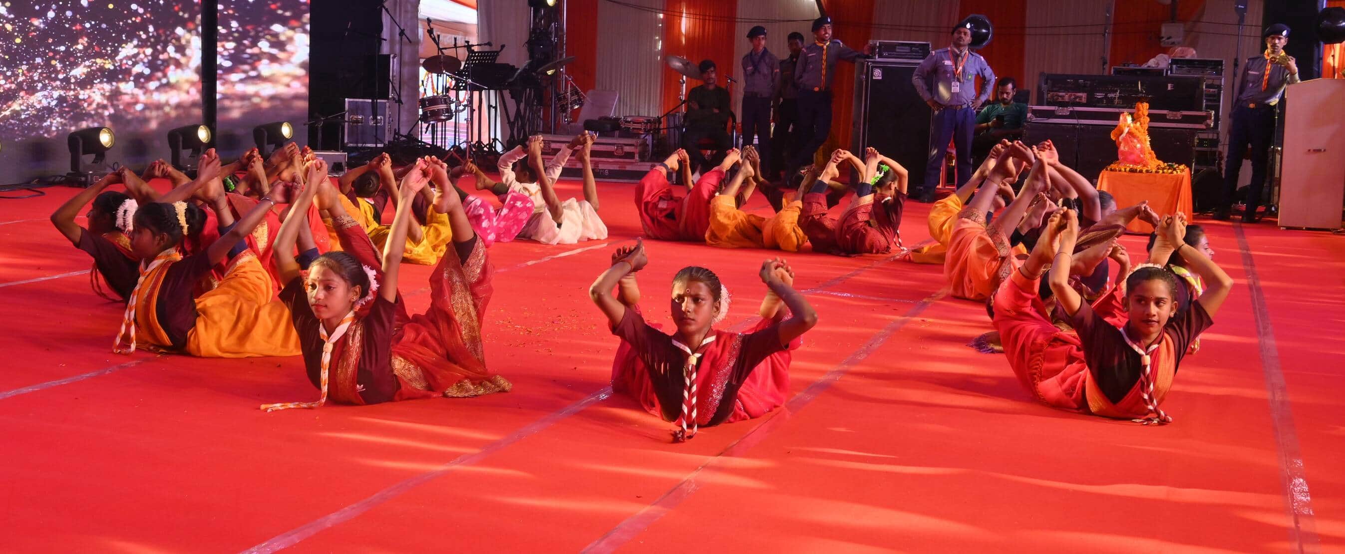 सिद्धार्थनगर महोत्सव में कार्यक्रम प्रस्तुत करती छात्राएं। संवाद