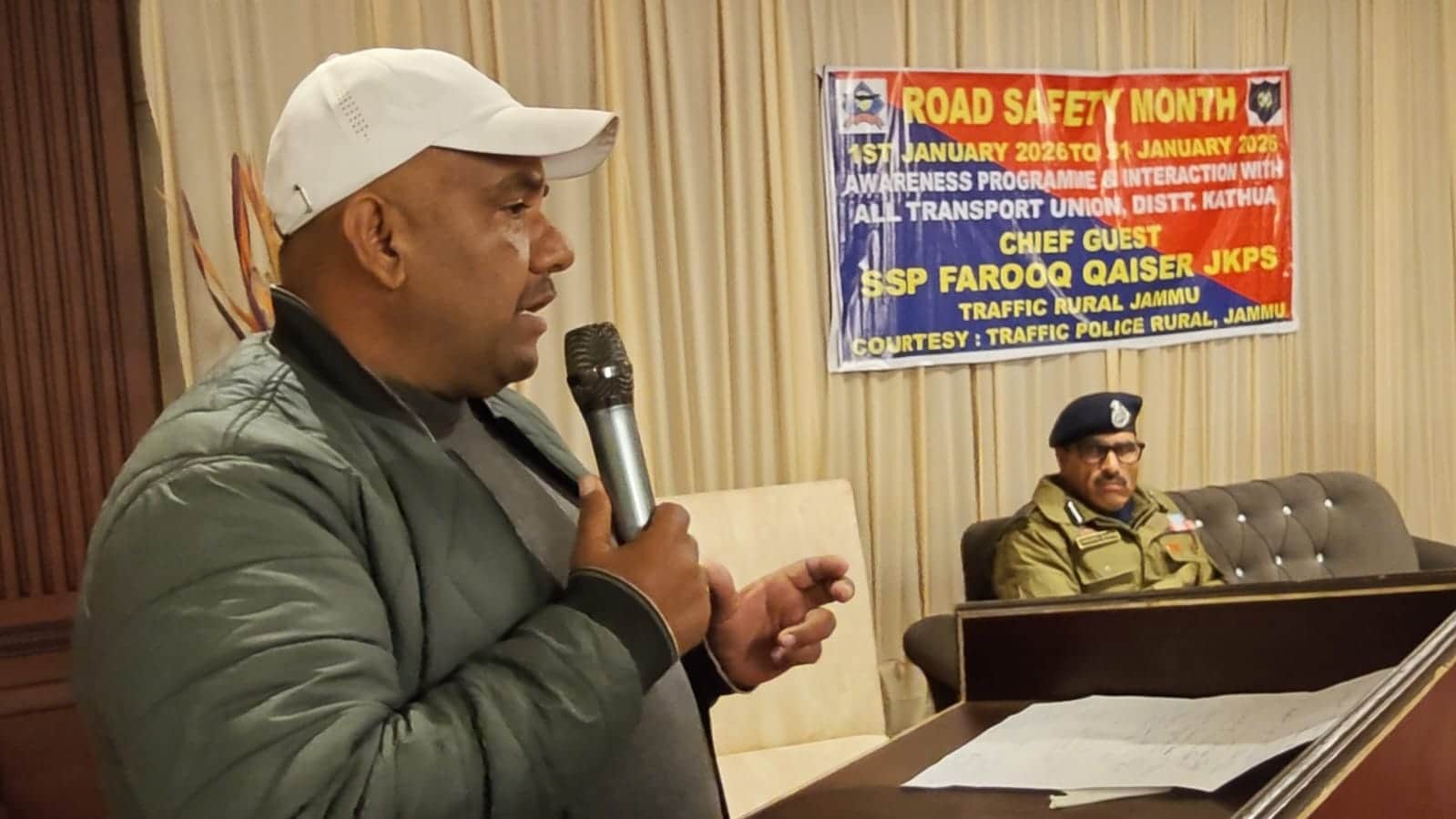 सड़क सुरक्षा माह के तहत ट्रैफिक पुलिस द्वारा आयोजित कार्यक्रम में अपने विचार रखता वक्ता। संवाद