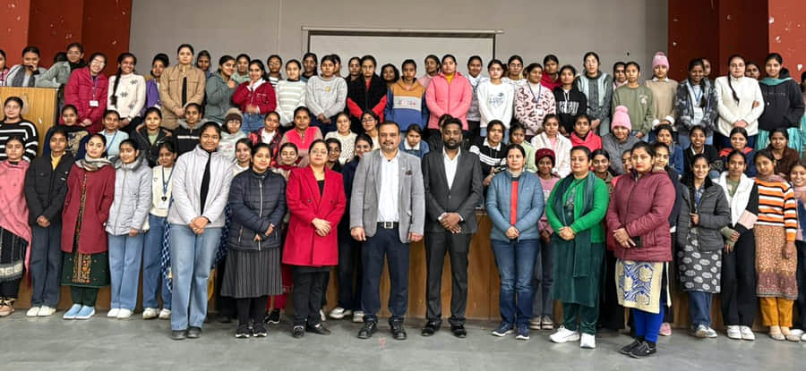 शाहाबाद। ओरिएंटेशन कार्यक्रम में छात्राओं के आयोजक सदस्य। विज्ञप्ति