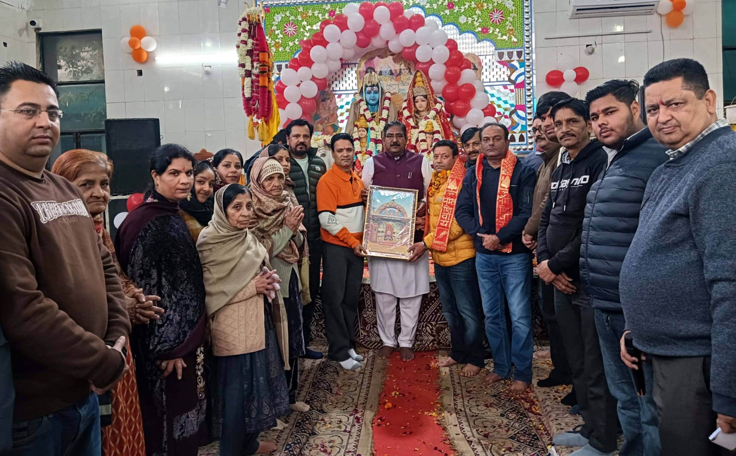 शाहाबाद। प्रभातफेरी के आयोजक परिवार को सम्मानित करते विधायक व सभा के सदस्य।  विज्ञप्ति