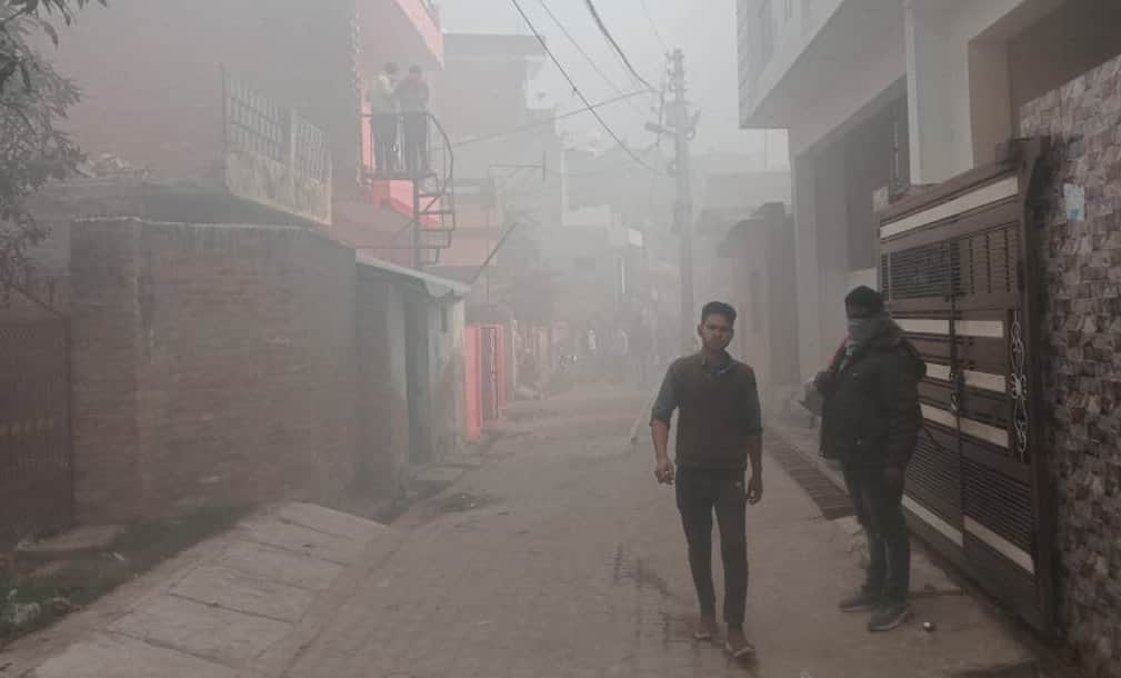 शहर के अजीतनगर स्थित मकान में लगी आग के बाद मोहल्ले में फैला धुंआ। संवाद