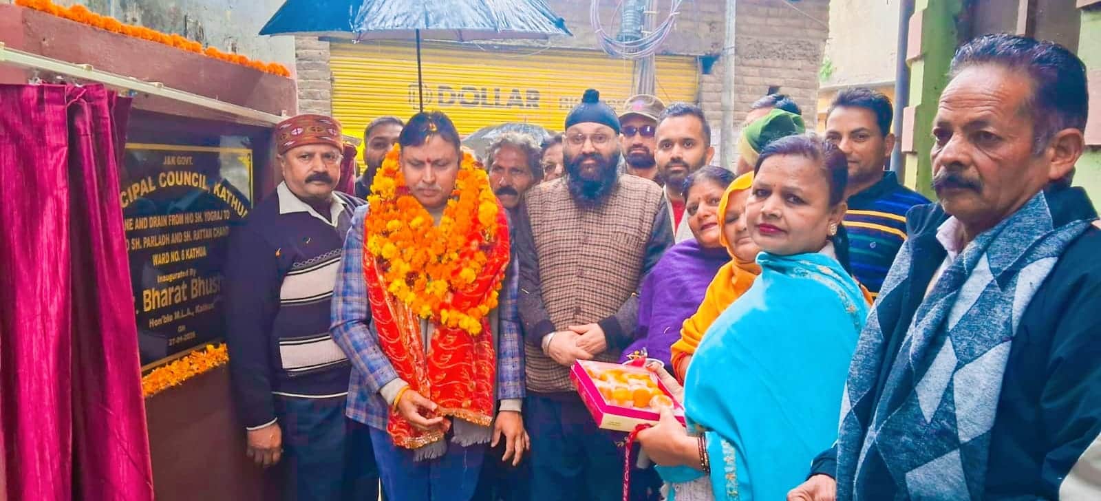 शहर के वार्ड 7 में विकास कार्य का उद्घाटन करते विधायक डॉ. भारत भूषण। विज्ञप्ति