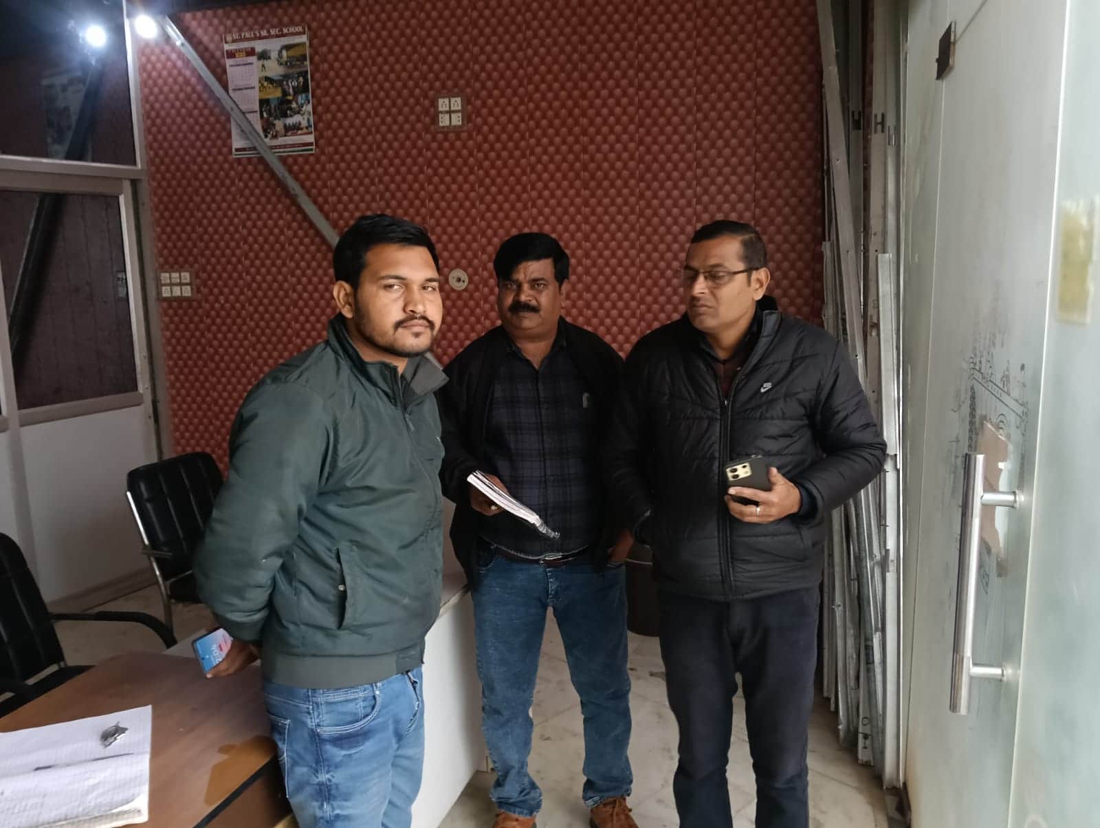 शहरी क्षेत्र में पुस्तकालयों का निरीक्षण करती जिला विद्यालय निरीक्षक की टीम। स्रोत स्वयं