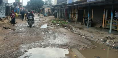 Siddharthnagar News : Roads submerged in light rain, upturned Gain Dushwariyan