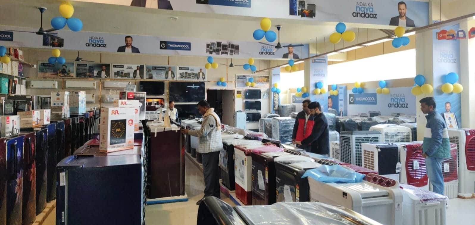 शोरूम पर खरीदारी करते लोग। संवाद