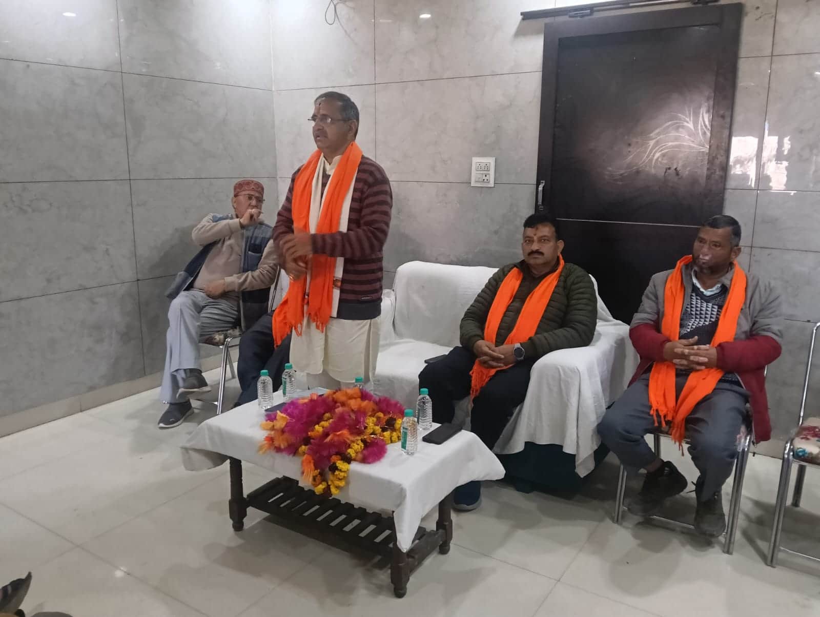 श्री नयना देवी जी में जनसंपर्क अभियान के दौरान कार्यकर्ताओं को संबोधित करते विधायक रणधीर शर्मा।