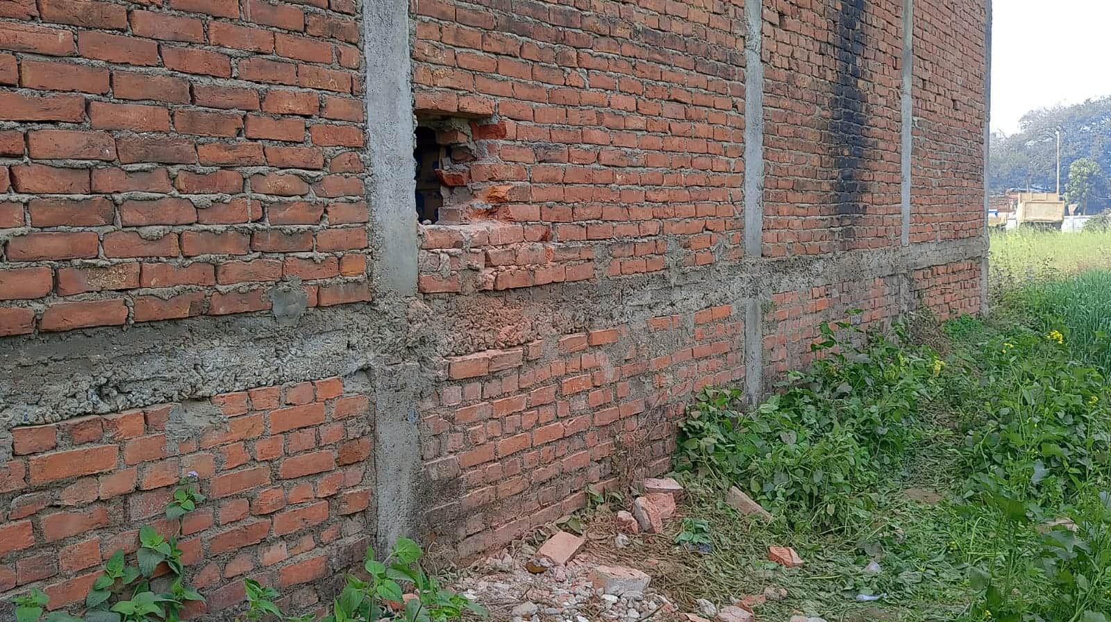 शराब की दुकान के पीछे की दीवार में कटी सेंध। संवाद