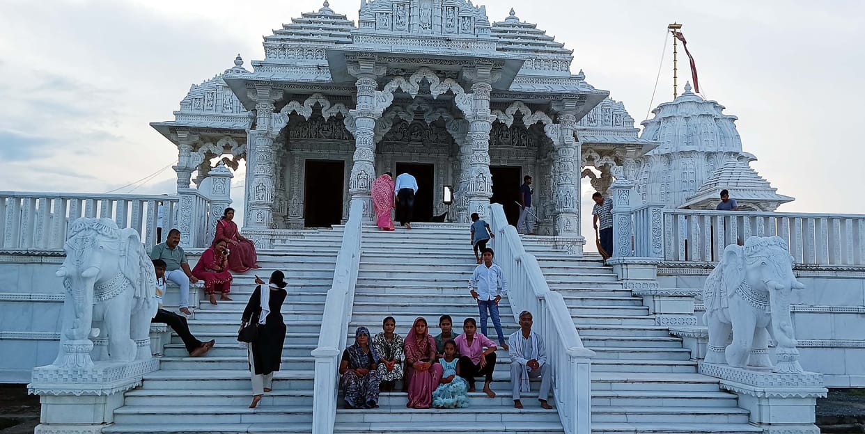 A 41-foot-high model of Mount Girnar has been constructed alongside the Lord Neminath Temple.
