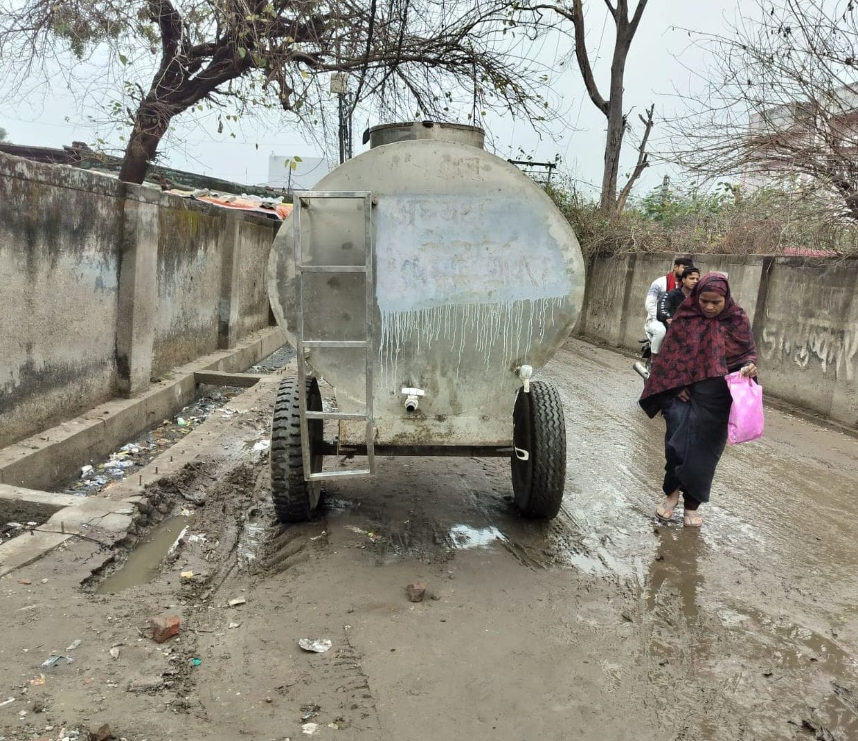 Electricity remained off for 15 hours due to rain, and city residents faced water problems.
