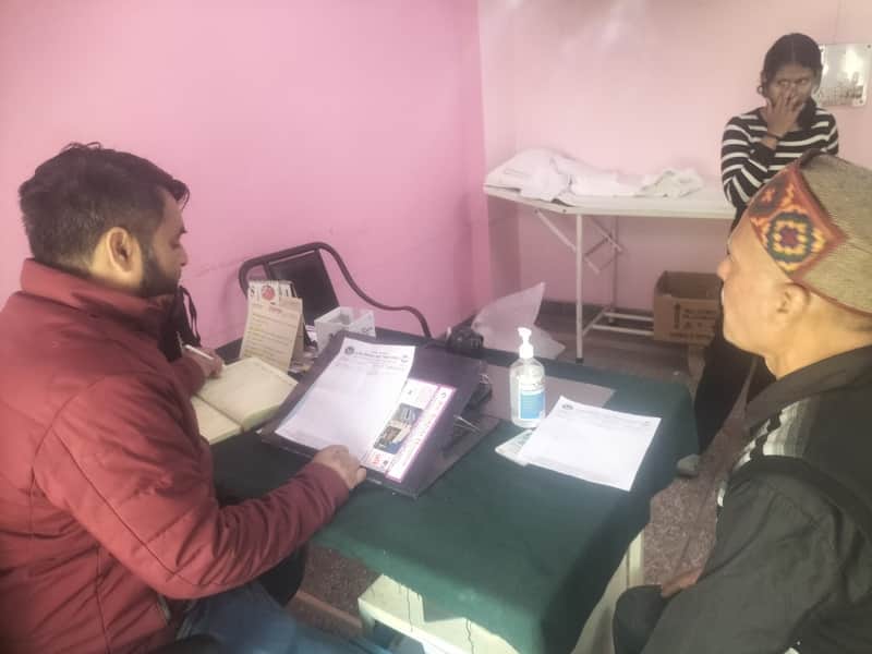टनकपुर उप जिला अस्पताल की ओपीडी में मरीज की जांच कर दवाई लिखते डॉ. नौनिहाल सिंह। संवाद