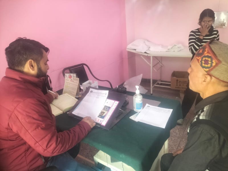 टनकपुर उप जिला अस्पताल की ओपीडी में मरीज की जांच कर दवाई लिखते डॉ. नौनिहाल सिंह। संवाद