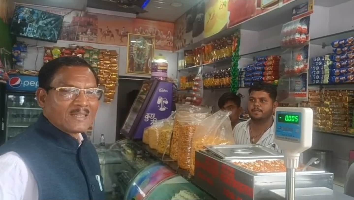 दुकान में जांच करते SDM