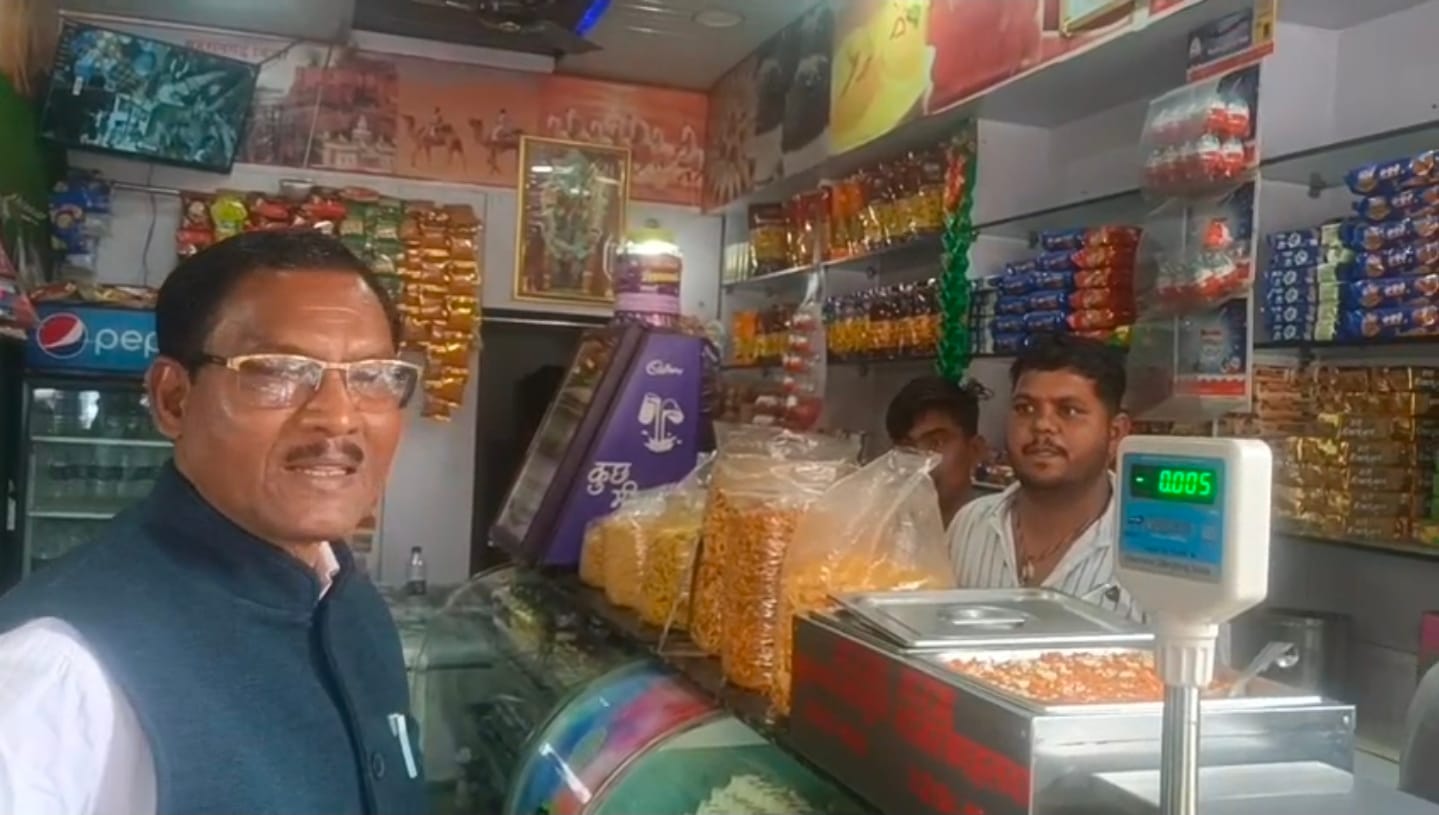 दुकान में जांच करते SDM
