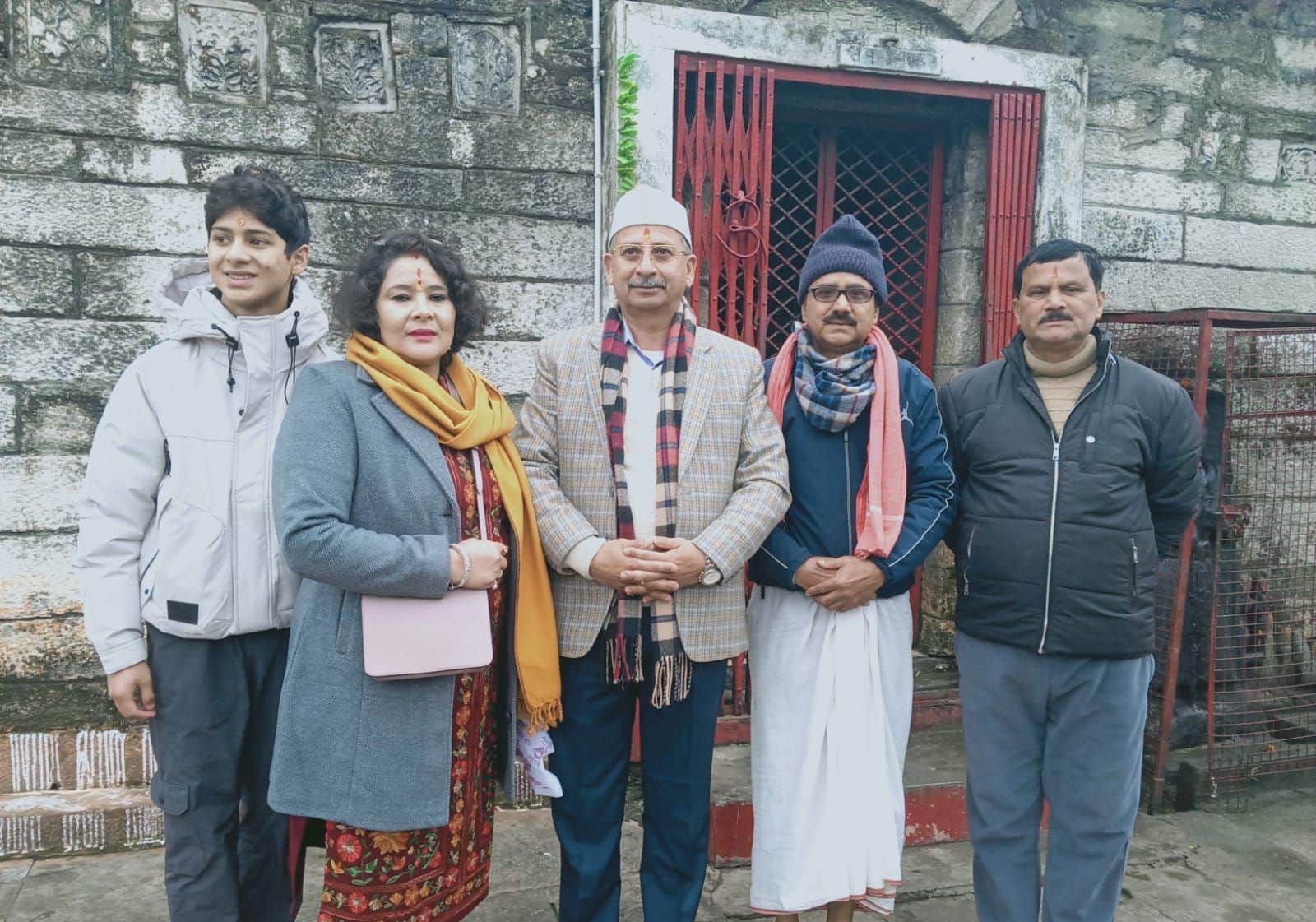 थल बालेश्वर मंदिर में परिवार के साथ उच्च न्यायालय नैनीताल के न्यायाधीश आलोक महरा। संवाद