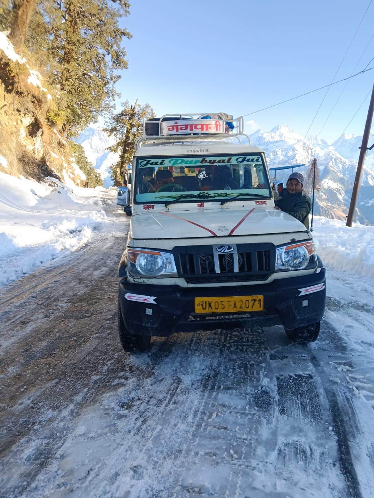 थल-मुनस्यारी सड़क पर जमा बर्फ और बमुश्किल आवाजाही करती जीप। स्रोत:टैक्सी संचालक।