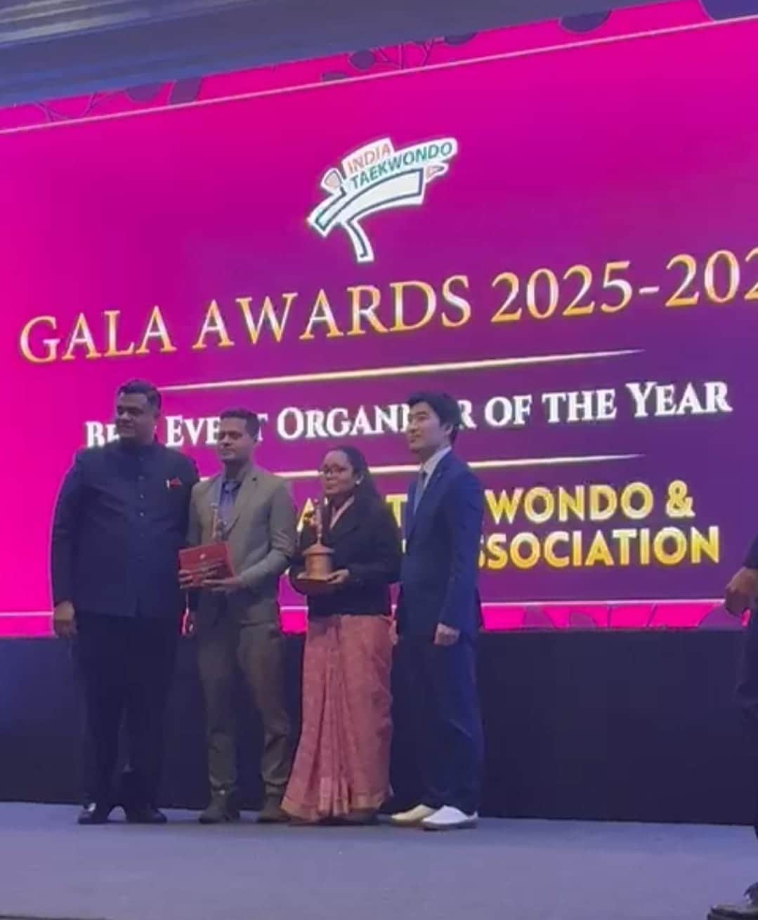 दिल्ली में अवार्ड प्राप्त करती कोषाध्यक्ष नेहा रावत। स्रोत-एसोसिएशन