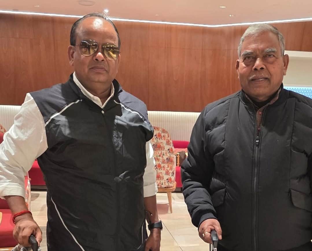 दिल्ली से रांची लौटने पर मीडिया से बात करते प्रदेश कांग्रेस अध्यक्ष कमलेश केशव महतो