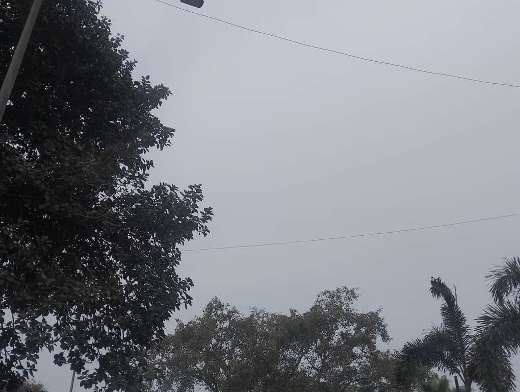 दिनभर आसमान में छाए रहे बादल। संवाद