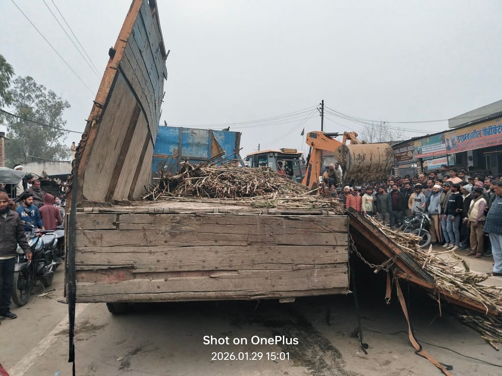 A truck loaded with sugarcane overturned on a school vehicle, injuring a child