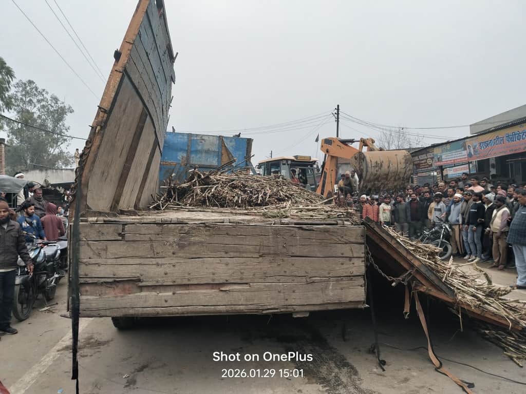 दुर्घटना के बाद क्षतिग्रस्त ट्रक। संवाद