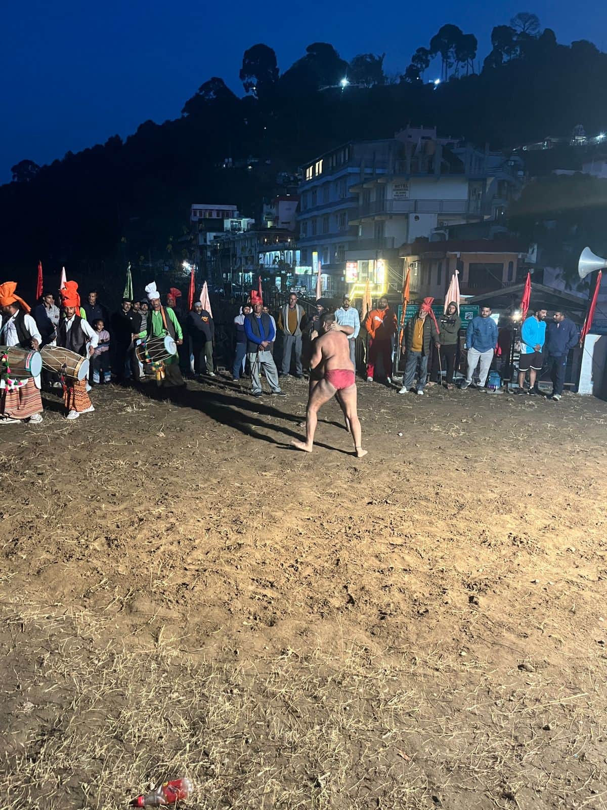 दियोटसिद्ध में आयोजित दंगल में दमखम दिखाते हुए पहलवान। स्रोत जागरूक पाठक