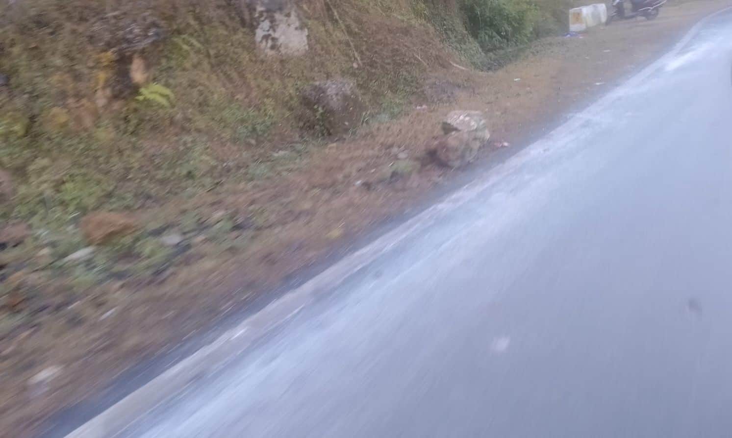 धारचूला हाईवे पर नैनीपातल के पास गिरा पाला। संवाद