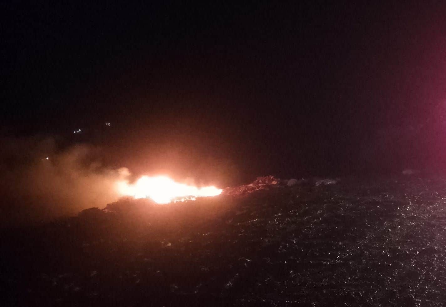 धारचूला हाईवे पर नैनीपातल ट्रंचिंग ग्राउंड में कूड़े में लगी आग। संवाद