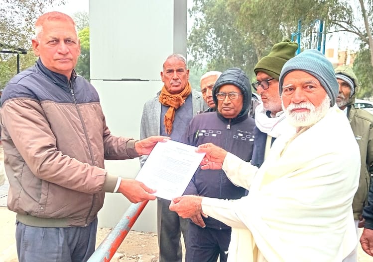Memorandum submitted against private bus operators for not giving fare concession to senior citizens