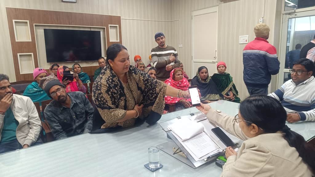 वीडियो के मध्यम से अधिकारी को अपनी समस्या दिखाते दशमेश कॉलोनी की महिला। संवाद