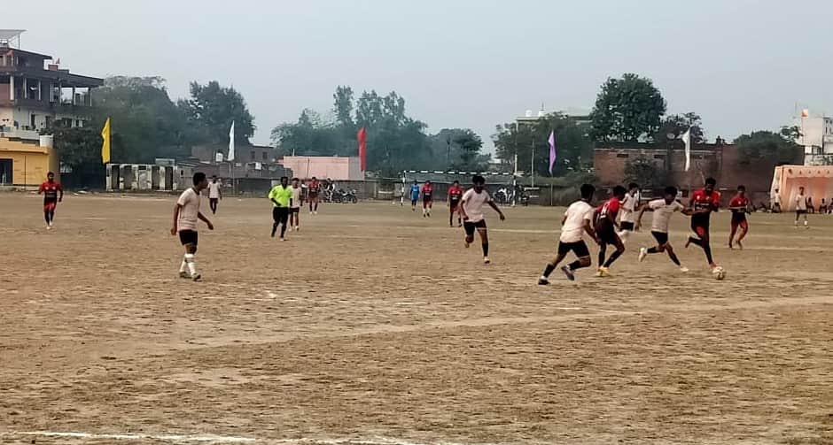 वीएनजीआईसी में जीत के लिए पसीना बहाते खिलाड़ी। स्रोत आयोजक