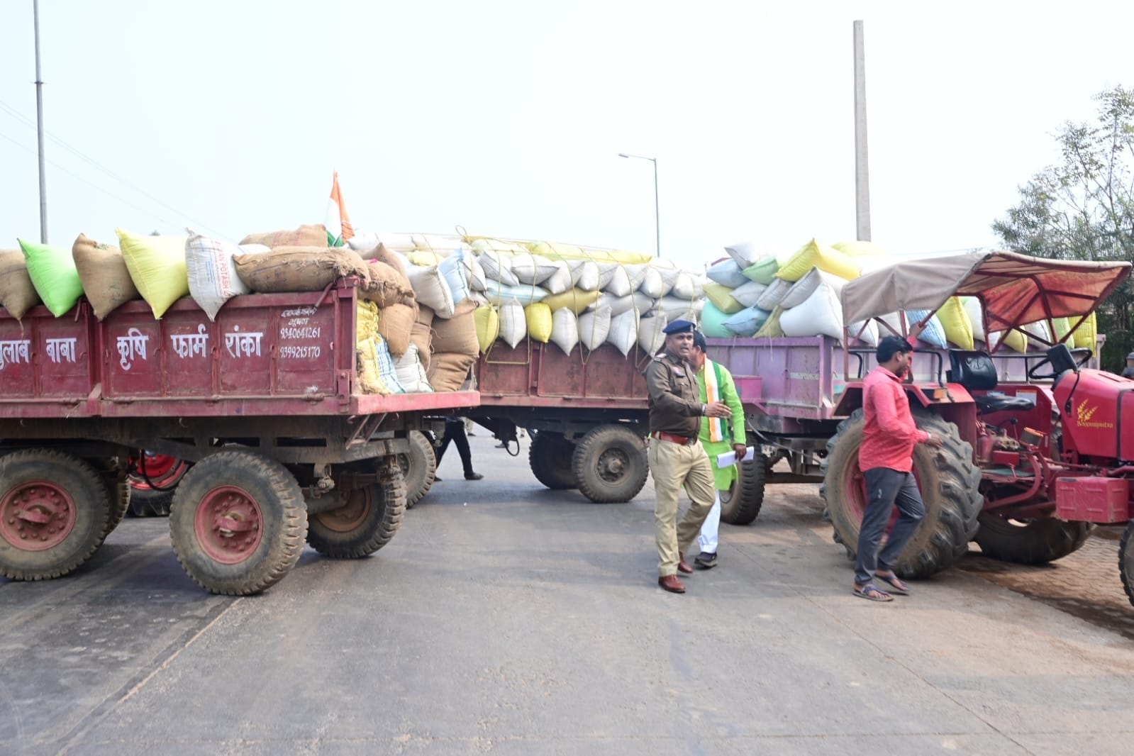 वाहनों को हाईवे सड़क पर रख विरोध किया