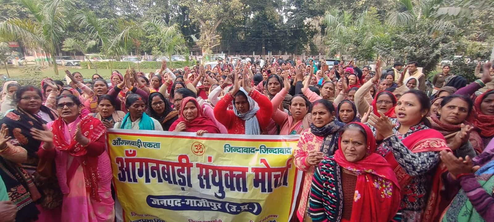 विकास भवन परिसर में प्रदर्शन करतीं आंगनबाड़ी कार्यकर्ता। संवाद