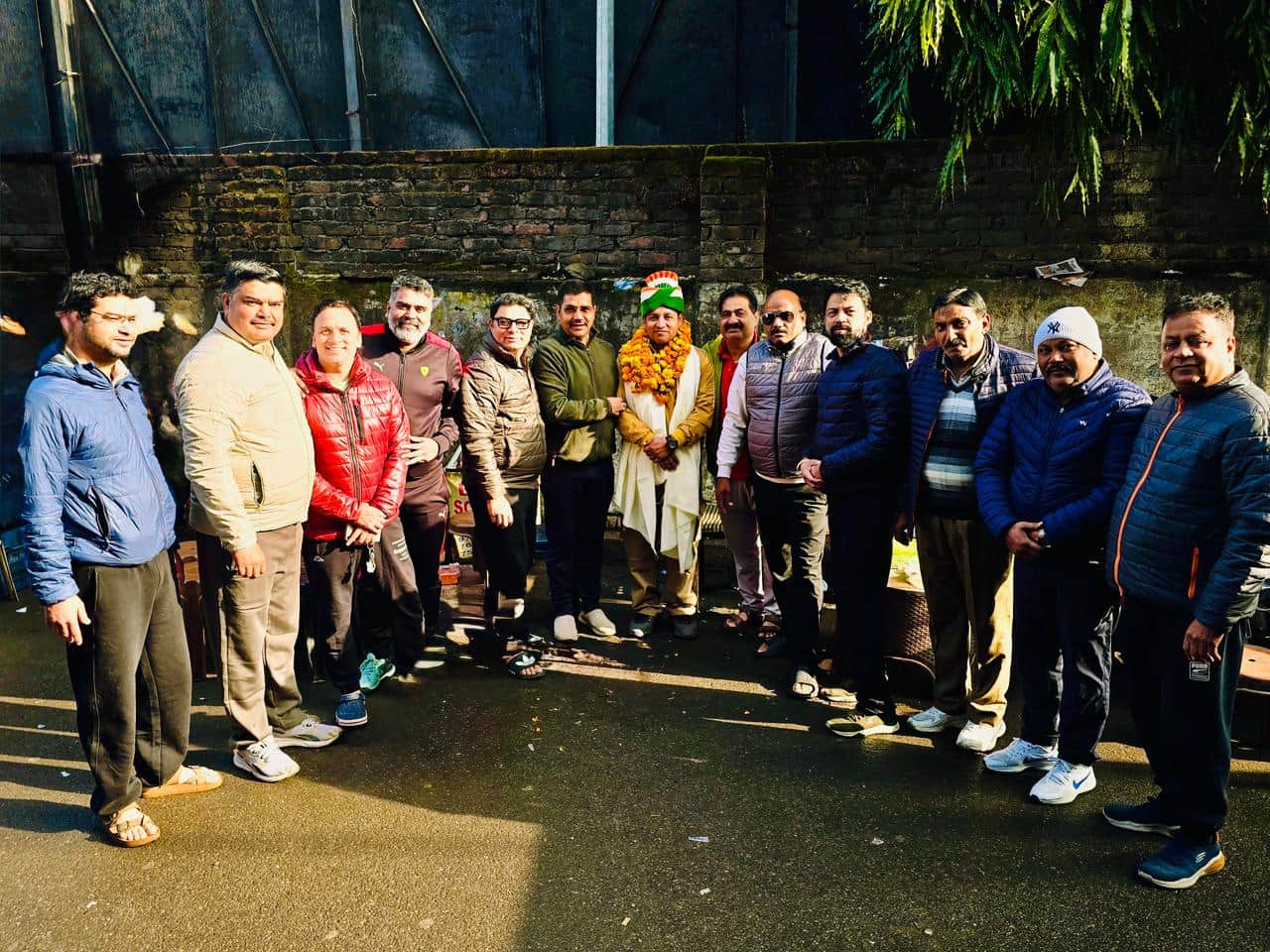 विपिन शर्मा को सम्मानित करते स्थानीय लोग- स्रोत- आयोजक