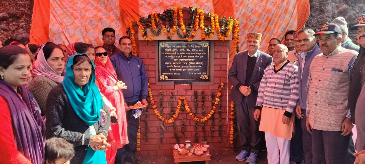 विस सुजानपुर के विधायक कैप्टन रंजीत सिंह  अधवानी–बनालग वाया उटपुर सड़क के भूमि पूजन के दौरान। स