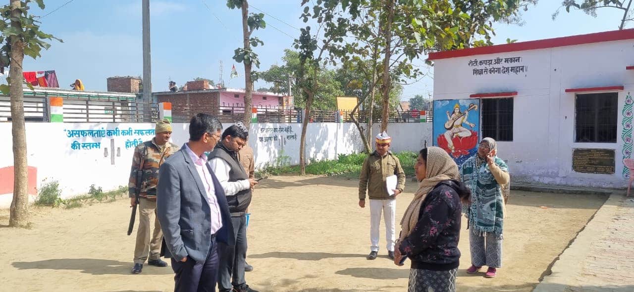 विद्यालय के निरीक्षण में पूछताछ करते डीएम
