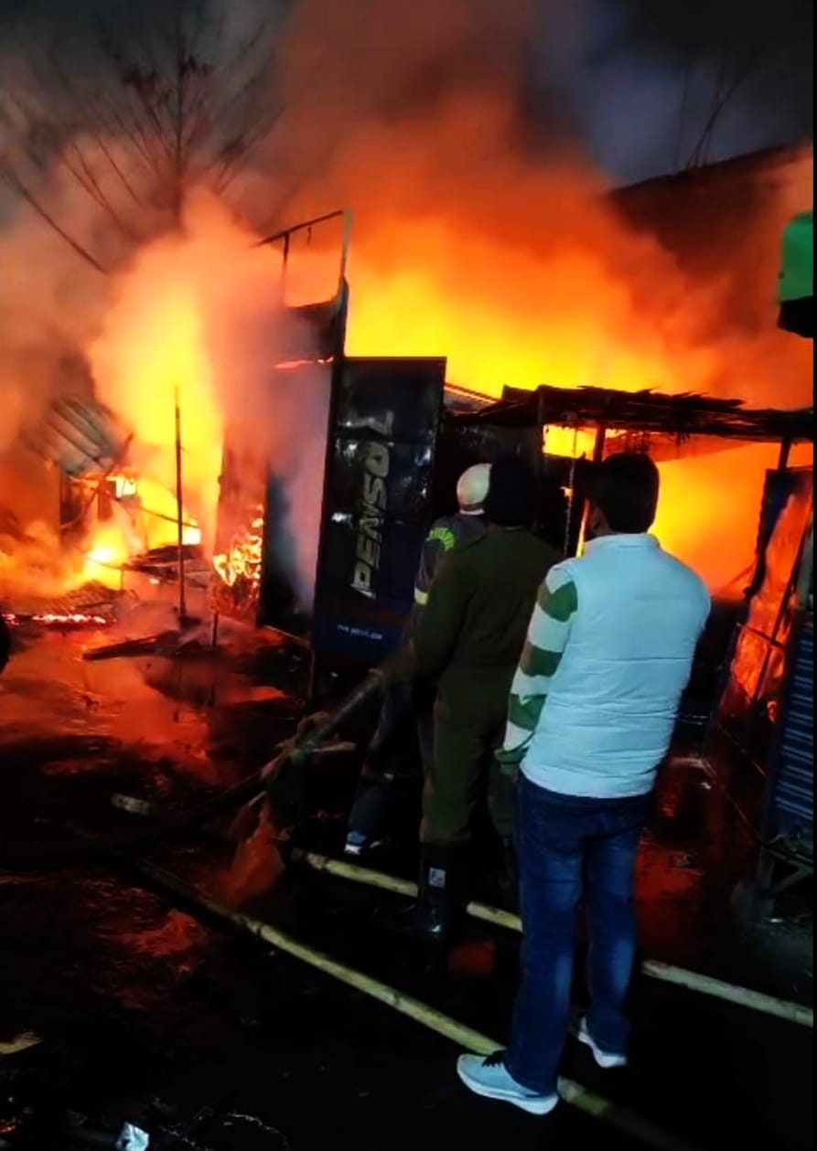 Warehouse caught fire, goods worth lakhs burnt