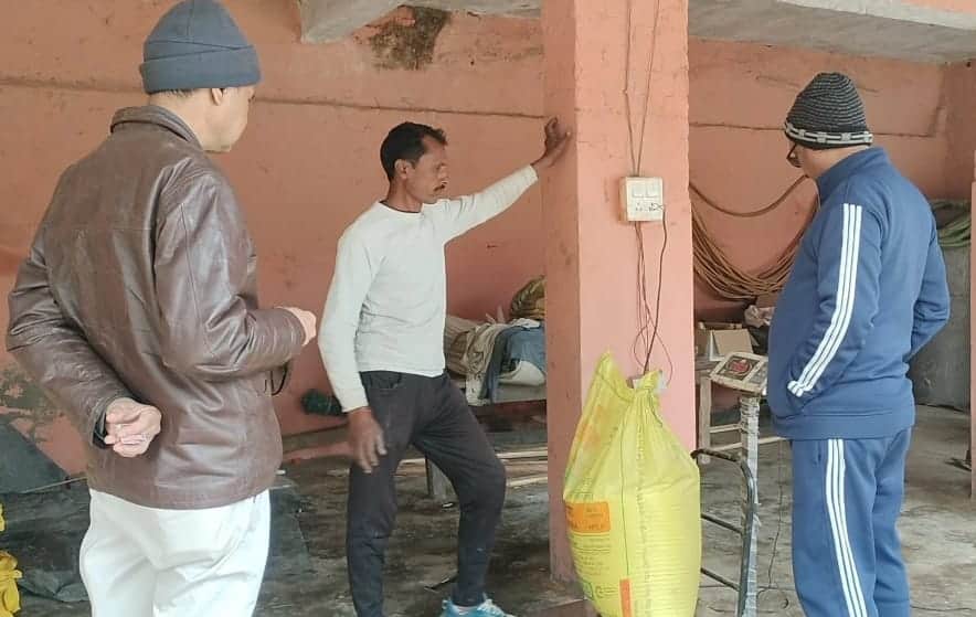 यूरिया की बोरी की इलेक्ट्रॉनिक कांटे पर तोल कराते सेवा भारती के जिलाध्यक्ष उमाशंकर शुक्ल। 