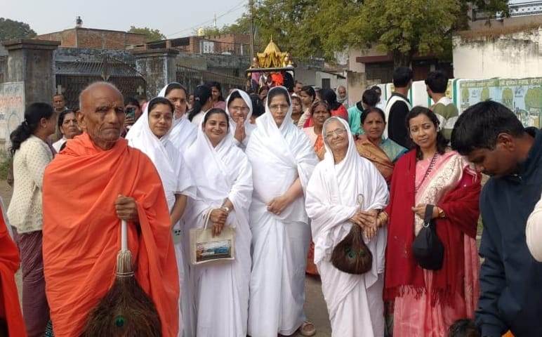 On the occasion of his birth anniversary, the idol of Dharmanath was taken on a procession through the city