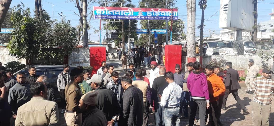 1 तेलीवाला प्राथमिक विद्यालय में शिक्षकों के साथ मारपीट के बाद कोतवाली में आक्रोश जताने आए क्षे