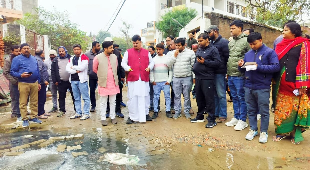 The broken drain cover will be replaced, and the damaged sewer will be repaired