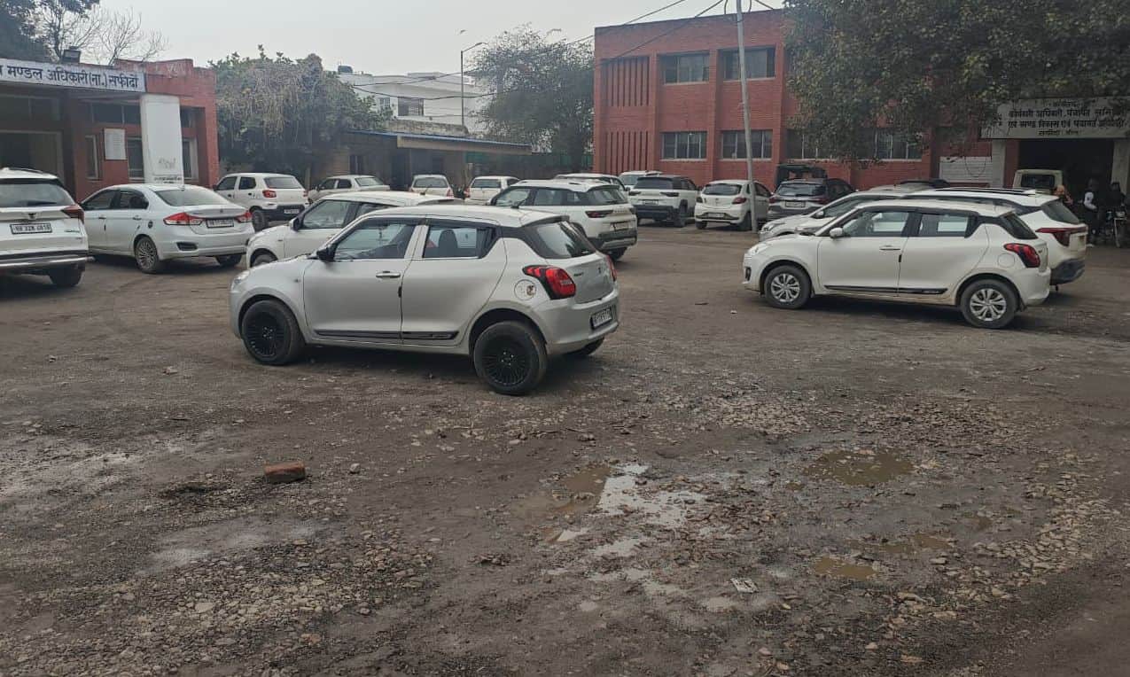 29जेएनडी01: उपमंडल परिसर कार्यालय में बदहाल पार्किंग स्थल। स्रोत : कर्मचारी
