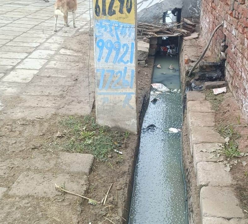 29जेएनडी02: नाले का लेवल गलत होने के कारण निकासी नहीं होने से नाले में ठहरा गंदा पानी। संवाद