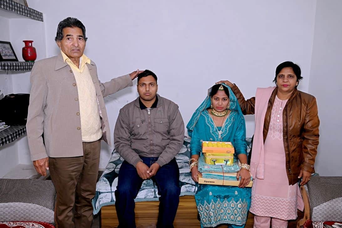 29जेएनडी03: अपने बेटे ओर पुत्रवधू को आशीर्वाद देते हुए खिलाड़ी दंपति।  स्रोत:  परिजन।