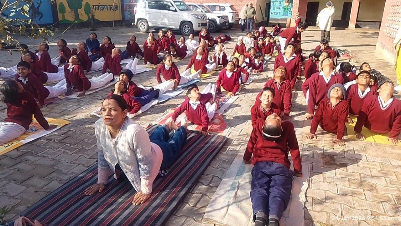 29जेएनडी05: स्कूल में विद्यार्थियों को योग करवाते हुए योग प्रशिक्षिका सुमन रानी। स्रोत: योग 