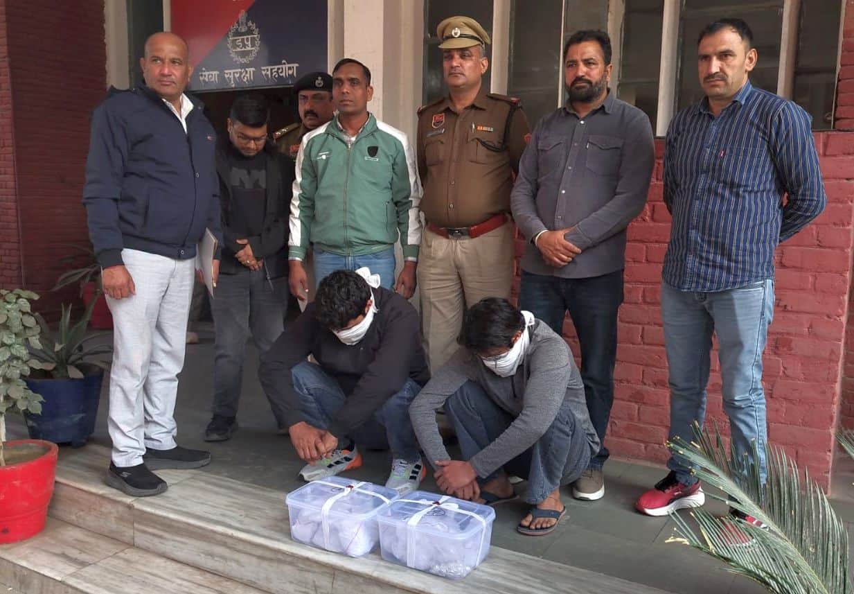 29जेएनडी06-पुलिस गिरफ्त में लूट की झूठी साजिश रचने के आरोपी। संवाद