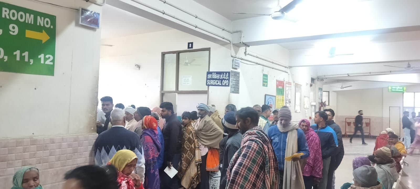 29जेएनडी07: नागरिक अस्पताल में आर्थो वार्ड के बाहर लगी मरीजों की भीड़। संवाद