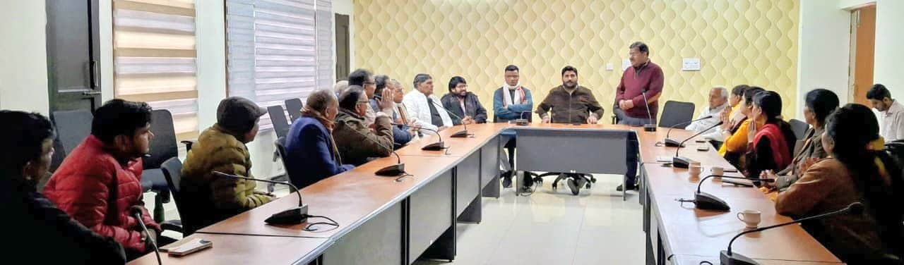 29जेएनडी14-लोक निर्माण विश्राम गृह में आयेाजित बैठक को संबोधित करते कर्ण प्रताप सिंह। स्रोत का